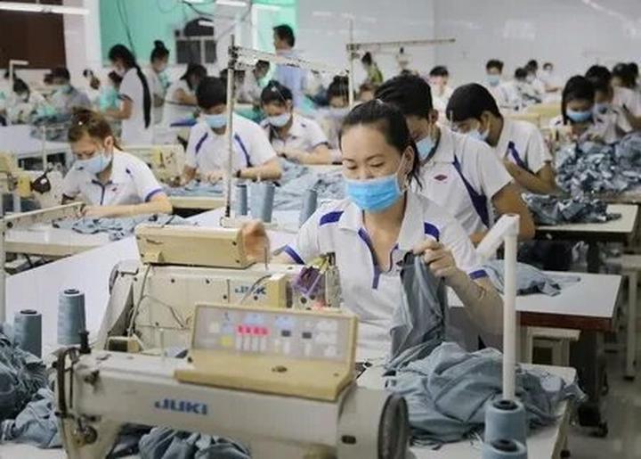 Blouse tay phồng với thiết kế đơn giản và nhẹ nhàng: Blouse tay phồng luôn mang lại
